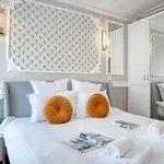 アパート Parisian Gem: Heart Of The Latin Quarter- 2br Lift パリ